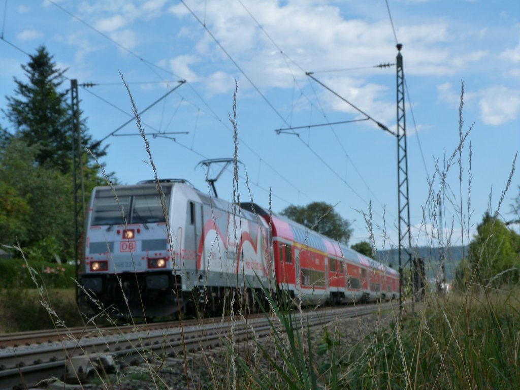 Am 08.09.12 fhrt 146 227, werbend fr das Bahnprojekt S21 Stuttgart Ulm, mit einem RE von Ulm nach Mosbach-Neckarelz.
Eingefangen habe ich den Zug zwischen Salach und Sen.
Im Vordergrund ist das Gras, typisch fr den Sommer zu erkennen.