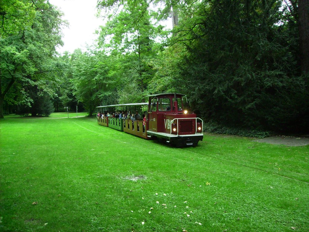 Am 08.09.2011 dreht die Diesellok der Schlossgartenbahn Karlsruhe gemtlich ihre Runden.