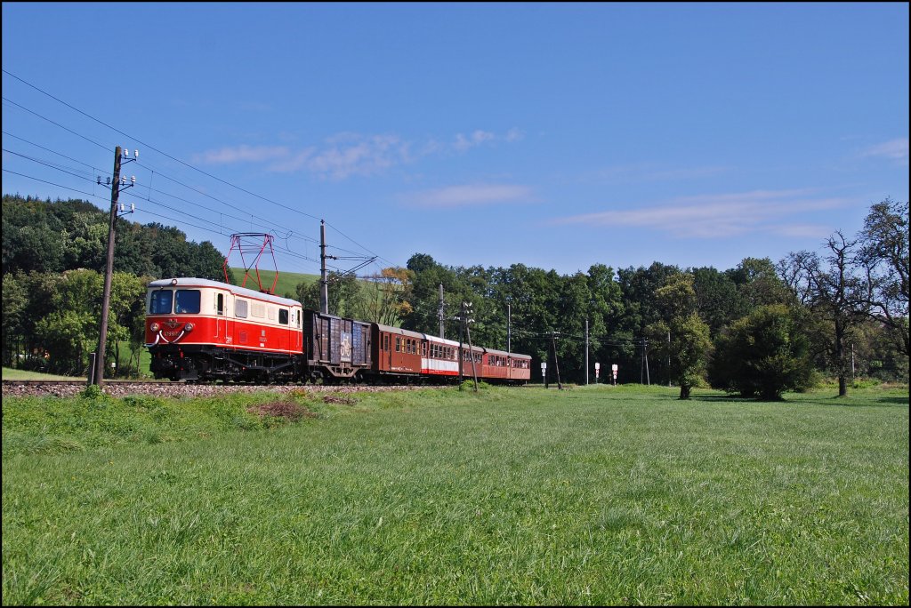 Am 08.09.2012 wurde der R 6809 mit dem Gesellschafts- und Salonwagen verstrkt. Deshalb bespannte die 1099.002 diesen Zug, hier zwischen Kammerhof und Hofstetten.