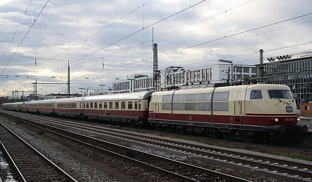 am 08.12.2010 103 235-8 Wieder aus Hamburg kommend in Richtung Salzburg