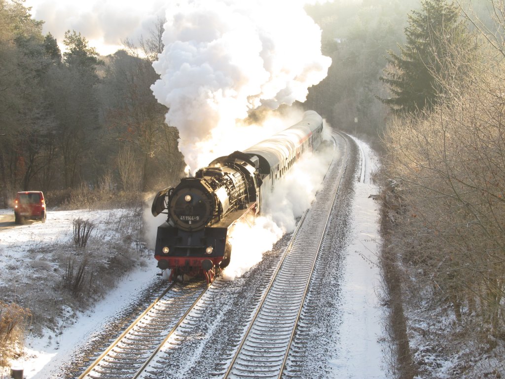 Am 08.12.2012 fuhr 41 1144-9 mit ihrem  Wartburg-Express  in Richtung Eisenach. Hier ist sie zwischen Jena und Groschwabhausen auf der Steigung unterwegs.