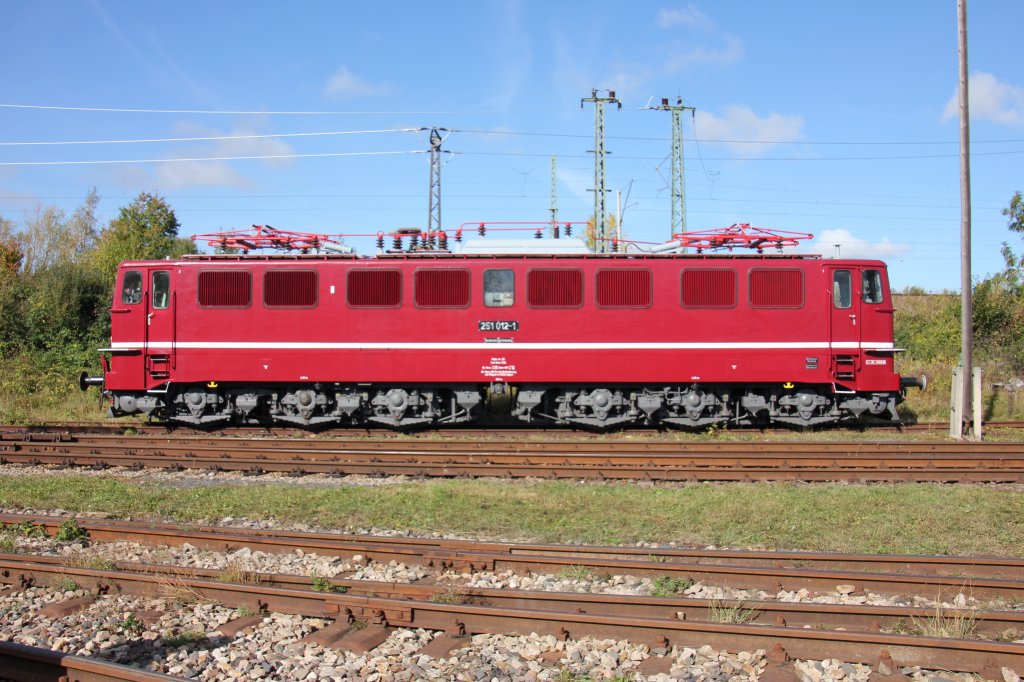 Am 08.und 09.10.2011 fand im BW Weimar das DR Schnellzugloktreffen statt.Mit dabei  Holzroller  251 012(ex DR 171 012). 09.10.2011.
