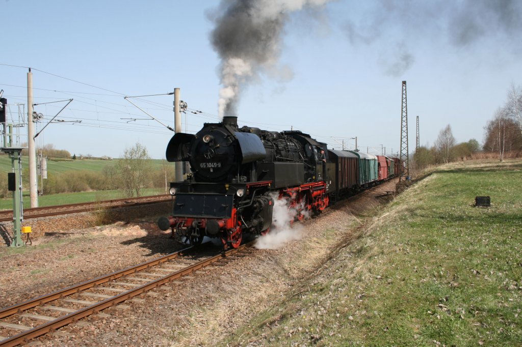 Am 09. und 10.04.2011 fand in Chemnitz-Hilbersdorf das 9.Feldbahn- und Alttraktorentreffen statt.Als  Rahmenprogramm  wurden mit 65 1049 zweimal am Tag kurze Fotogterzge gefahren.10.04.2011.