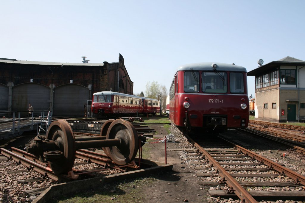 Am 09. und 10.04.2011 fand in Chemnitz-Hilbersdorf das 9.Feldbahn- und Alttraktorentreffen statt.Auf dem Ausstellungsgelnde konnte man auch 172 171 und 172 132 nebst Beiwagen anschauen.10.04.2011