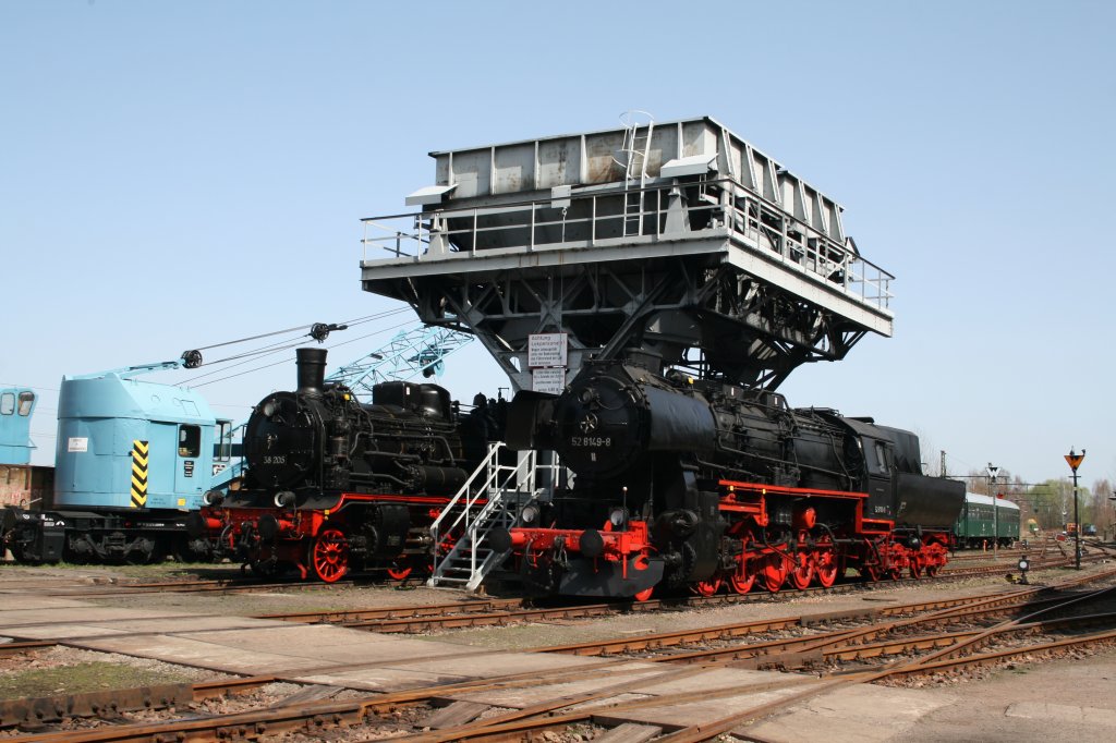 Am 09. und 10.04.2011 fand in Chemnitz-Hilbersdorf das 9.Feldbahn- und Alttraktorentreffen statt.Unter dem Kohlehochbunker standen 38 205 und 52 8149.10.04.2011