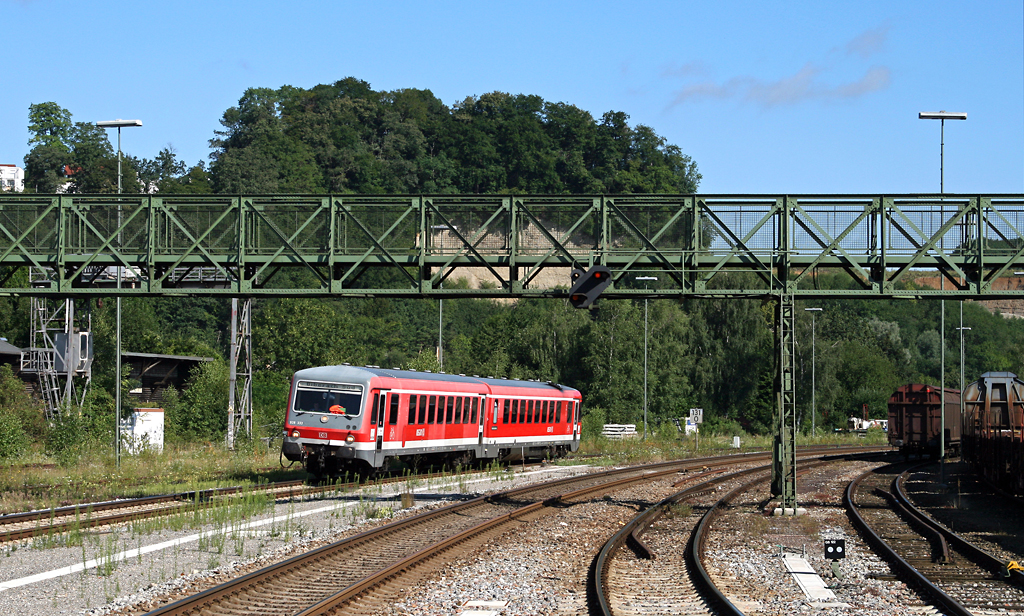 Am 09. August 2010 erreicht der Ulmer 628 333 als RB 22609 von Ulm nach Biberach S�d den Bahnhof von Biberach (Ri�).