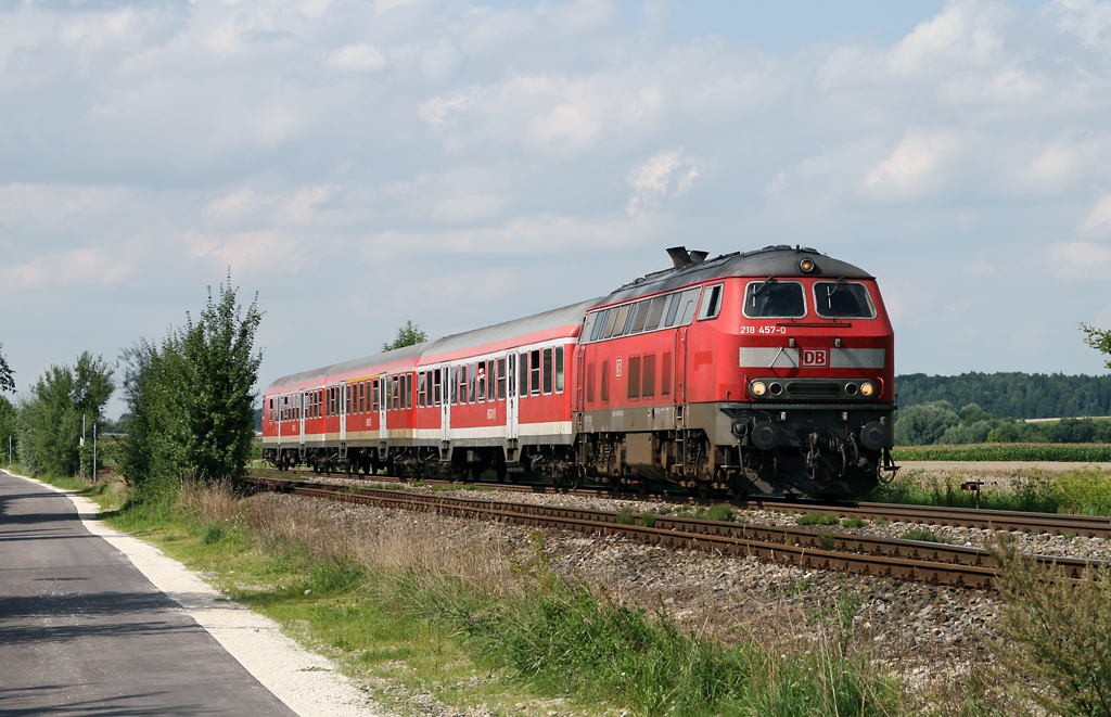 Am 09. August 2010 erreicht die Kemptener 218 457 mit der RB 32831 von Ulm nach Illertissen in wenigen Augenblicken den Bahnhof von Vhringen.