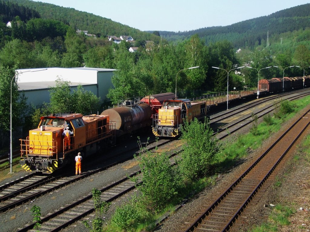Am 09. Mai 2008 Betrieb auf der KSW Verschiebegleisanlage in Herdorf. Links die Lok 44 (MaK G 1000 BB) steht mit bergabezug bereit, rechts die Lok 42 (MaK G 1700 BB). 