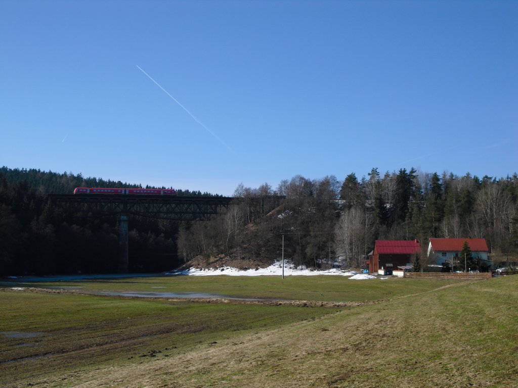 Am 09.02.11 fuhr ein 612er �ber das Viadukt in Neusorg.