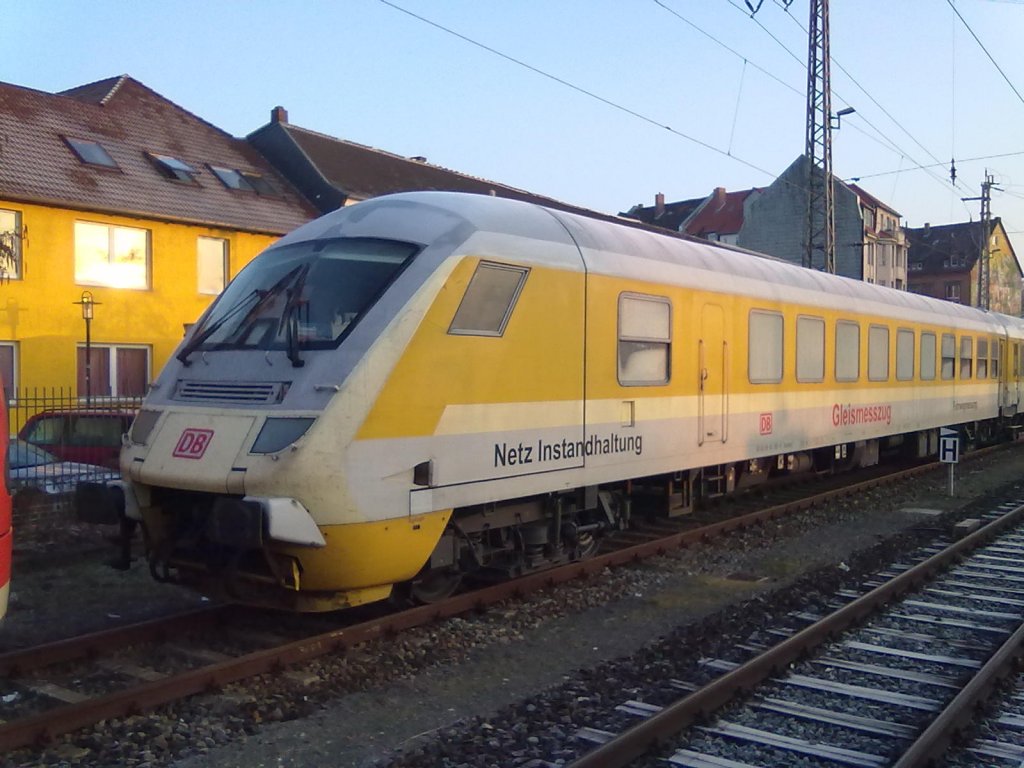 Am 09.02.2011 gegen 8:30 Uhr steht der umgebaute Steuerwagen des Messzuges in Gleis 8 des Hildesheimer Hauptbahnhofs. Zug-/Schublok ist 103 222-6.