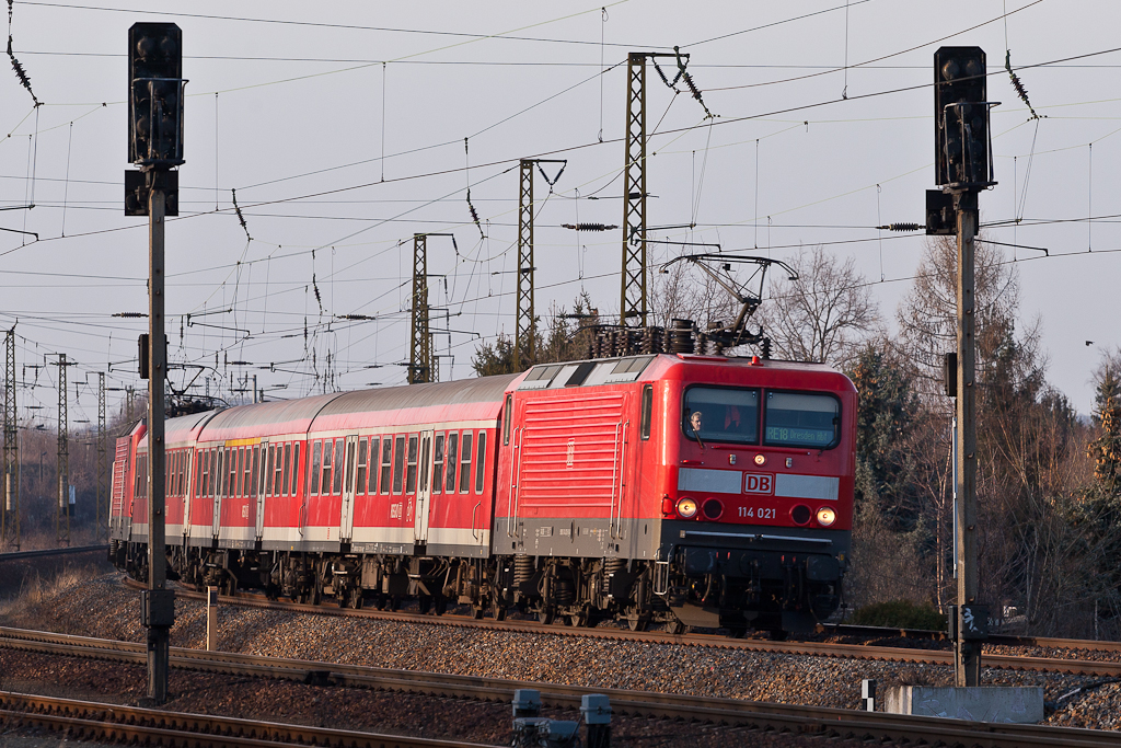 Am 09.03.2012 bringt 114 021 den RE 18411 aus Cottbus nach Coswig.