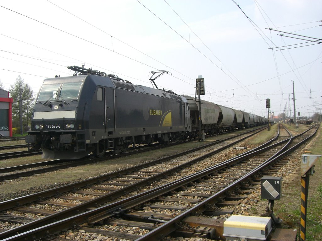 Am 09.04.10 bespannte die MRCE 185 573 einen Getreidezug von Deutschland nach Ungarn. Die Lok ist derzeit an Railservice Alexander Neubauer vermietet.

Hier sieht man den Zug bei einem Zwischenhalt im Bf Tulln.