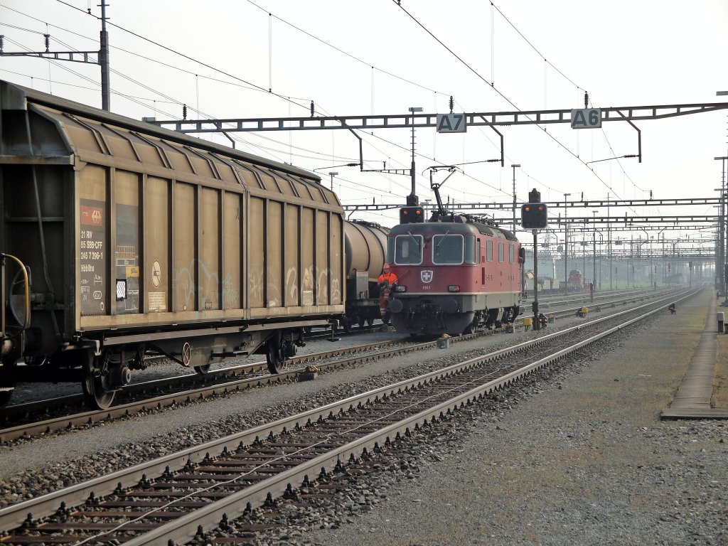 Am 09.04.10 rangiert die Re 4/4  11317 in Rotkreuz. Wenn die Am 843 des Bahnhofs abwesend ist (Abholung/Zustellung in Gisikon-Root, Oberrti, Sins, Cham oder Arth-Goldau) rangiert immer gleich die letzt-eingetroffene Streckenlokomotive. (Bild vom Perron aus gemacht)