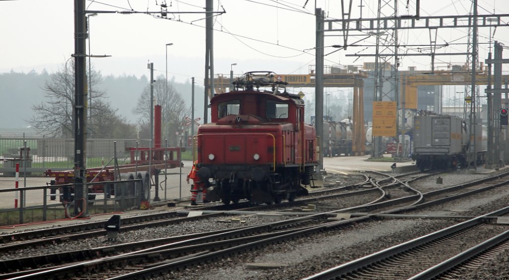 Am 09.04.10 stellt das Rangierfahrzeug von Lupfig die Ee 3/3 16396 dar. Viele Container mit der Aufschrift  Bertschi AG Drrensch  werden von ihr auf Containertragwagen rangiert.