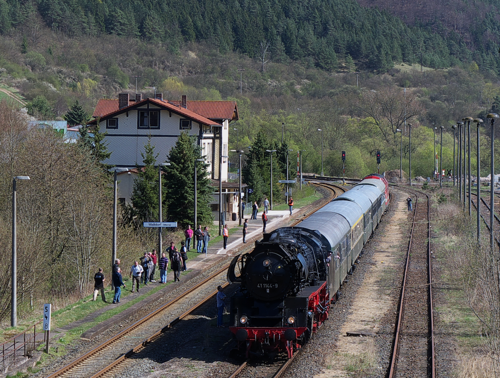 Am 09.04.2011 waren wir mit dem Thringer Eisenbahnverein und 41 1144-9 auf einer Sonderfahrt von Weimar nach Meiningen unterwegs. Auf der Rckfahrt gab es einen Zwischenhalt in Walldorf an der Werra.