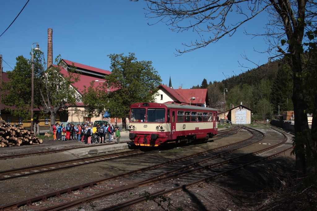 Am 09.05.2011 erreichte 810 293 als MOs26312 den Endbahnhof Josefův Důl, der nur 7 km langen Stichbahn von Smrovka (tsch. KBS 034), und wird gleich als MOs26315 dorthin zurck fahren.