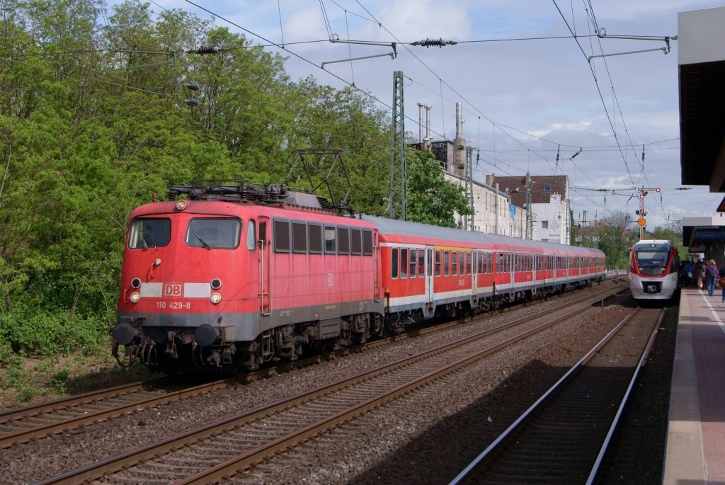 Am 09.05.2012 zog 110 429 ein letztes mal den RE 10450 von Dsseldorf nach Aachen. Hier fotografierte ich sie auf ihrer letzten Fahrt, glcklicherweie bei Sonne, in Dsseldorf Vlklinger Strae.