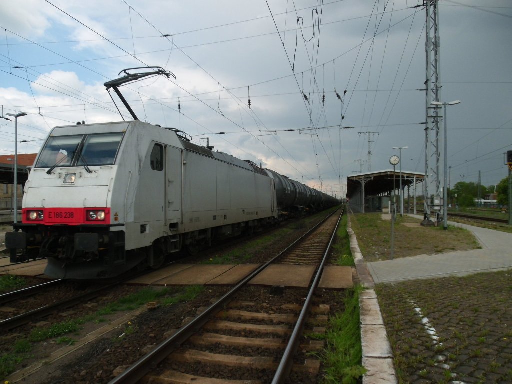 Am 09.05.2013 kam 186 238 mit einem Kesselzug durch Stendal und fuhr weiter in Richtung Wittenberge.