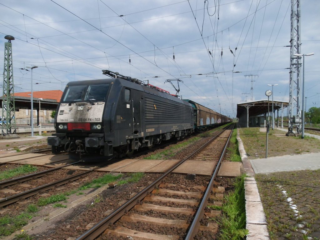 Am 09.05.2013 kam 189 103 (ES64 F4-103) mit einem Schiebewandzug aus Richtung Magdeburg durch Stendal und weiter in Richtung Wittenberge.