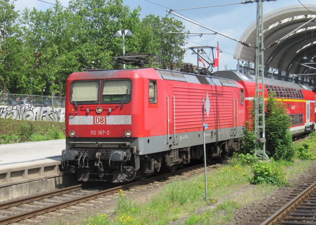 Am 09.06.2011 wartet 112 167-2 mit dem RE nach Hamburg auf die Ausfahrt aus dem Bahnhof Kiel.