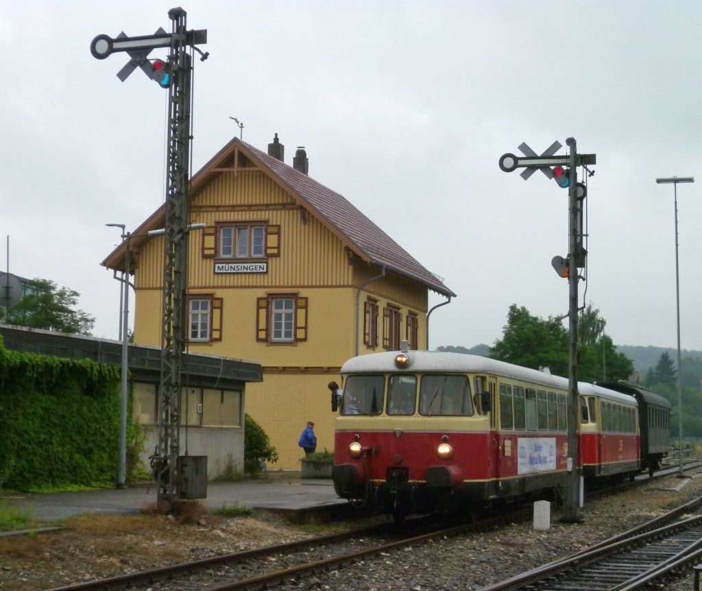 Am 09.08.13 gab es bei der Schwbischen Alb Bahn einen Fahrtag. Hier der MAN Triebwagen VT 8 und VS 14 mit einem Klasse 3 Wagen bei der Bereitstellung in Mnsingen.