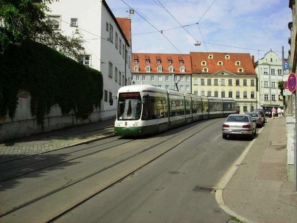 Am 09.08.2012 war in Form von Wagen 880 die Straenbahnfahrschule in Augsburg unterwegs. Hier ist er gerade in das beachtliche Geflle am Milchberg eingefahren.
