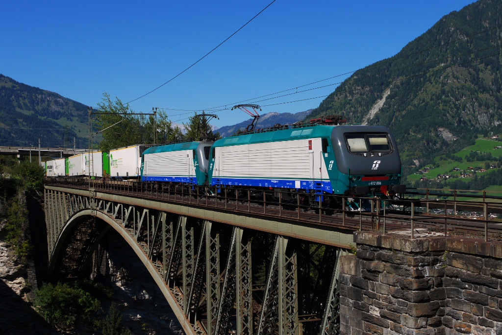 Am 09.09.12 waren TI E 412 006 und E 412 004 damit beschftigt den TXL-TEC 40569 (Padborg - Verona Q.E.) ber die Angerschluchtbrcke zu ziehen.