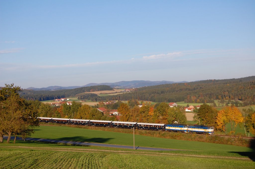 Am 09.10.2010 war es mal wieder soweit: Ein Luxuszug, nmlich der DZ 13250  VSOE Orient-Express  war wieder auf dem Weg durch die Oberpfalz. Hier am Klpflesberg mit 2 Loks der Baureihe 754 der CD.