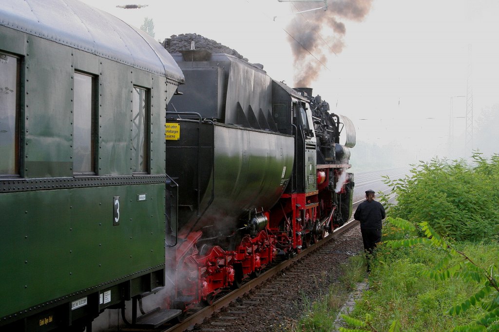 Am 09.10.2010 wird der durch eine Zugberholung bedingte Aufenthalt im Bf Zossen vom Lokpersonal von 52 8177, welche hier mit einem Sonderzug des Traditionszug Berlin e.V. in Richtung Freital-Hainsberg zur Weieritztalbahn unterwegs war, im Morgennebel fr eine kurze Inspektion der Maschine genutzt.