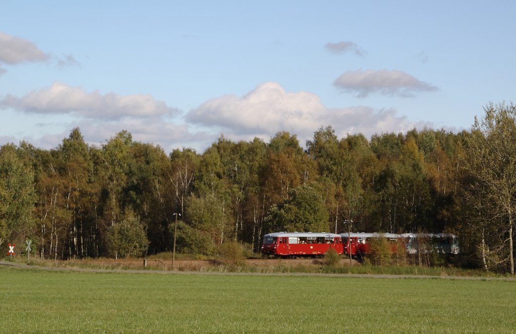 Am 09.10.2011 waren die Ferkelktaxen der Ergebigischen Aussichtsbahn fr dieses Jahr das letzte mal unterwegs. Hier ist die Garnitur noch auf Scheibenberger Flur in Richtung Markerbach unterwegs.

