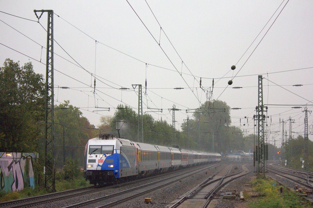 Am 09.10.2011 zog die  Polizer  101er, 101 060 den EC 102 bei strmendem Regen durch Dsseldorf Oberbilk.