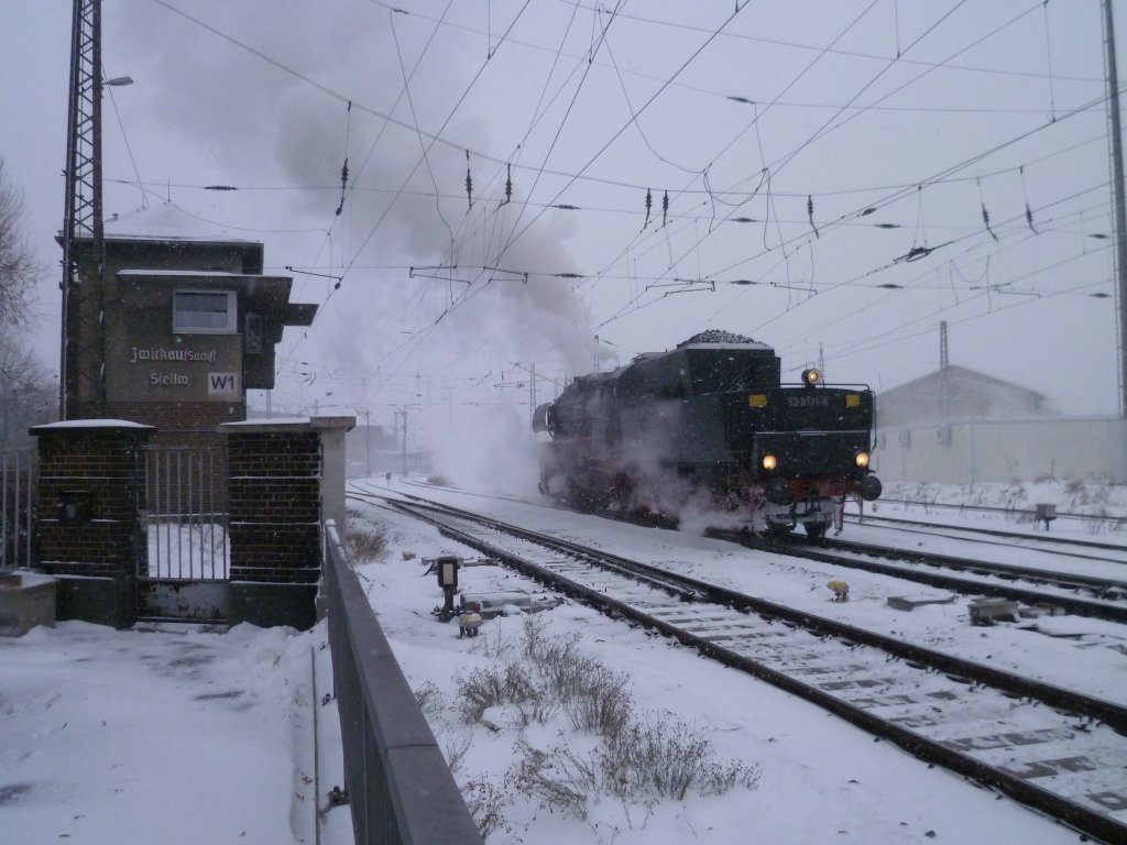 Am 09.12.12 fuhr ein Sonderzug von Nossen nach Zwickau/Sachs. Hier nach der Ankunft in Zwickau/Sachs. Hier ist die 52 8131-6 bei der fahrt nach Glauchau zum drehen.