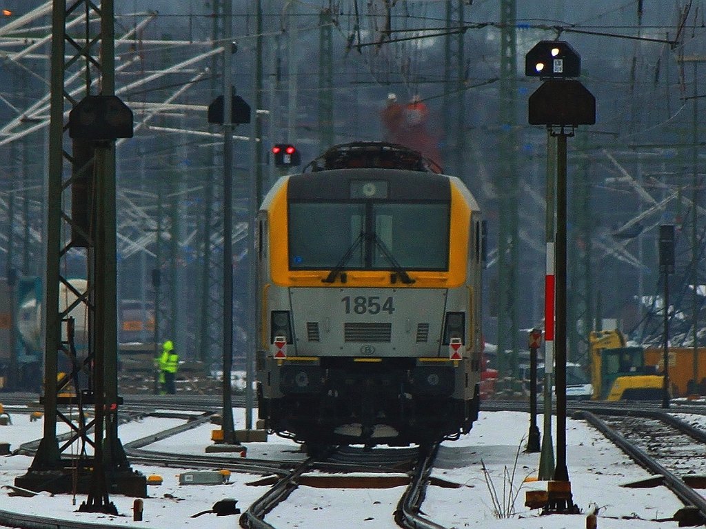 Am 09.12.2012 steht 1854 und 1852 in Aachen West. Die Eurosprinter wurden von PCW 7 (223 081-1) aus Richtung Kln kommend hier abgestellt und werden spter von einer Cobra weiter nach Belgien gezogen.