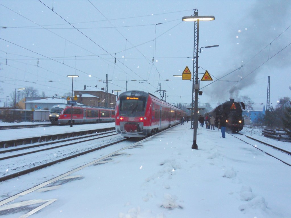 Am 09.12.2012 wartet 44 2546-8 bei heftigstem Schneefall im Bahnhof Gunzenhausen schn geschmckt, dass die Planzge weg sind und sie ihren Zug fr die Rckfahrt nach Nrdlingen umsetzen kann. 