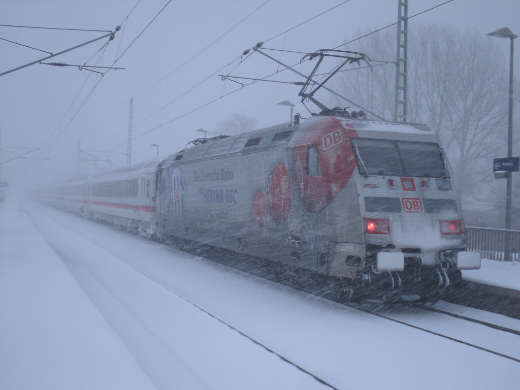 Am 09.Dezember 2012 brachte erneut 101 144 den IC 2212 von Koblenz nach Binz.Beim Halt in Bergen/Rgen war der Zug kaum noch durch den heftigen Schneefall zuerkennen.