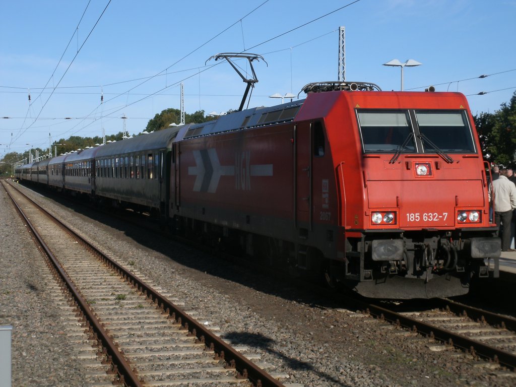 Am 09.Oktober 2011 holte die HGK 185 632 die angeheiterten Reisende von Binz ab um Sie wohlbehalten nach K�ln zubringen.Ankunft des Leerparks aus Bergen/R�gen in Binz. 