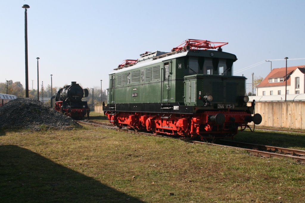 Am 09.und10.10.2010 fand im Eisenbahnmuseum Weimar der Saisonausklang statt.Mit dabei war 244 105.10.10.2010.