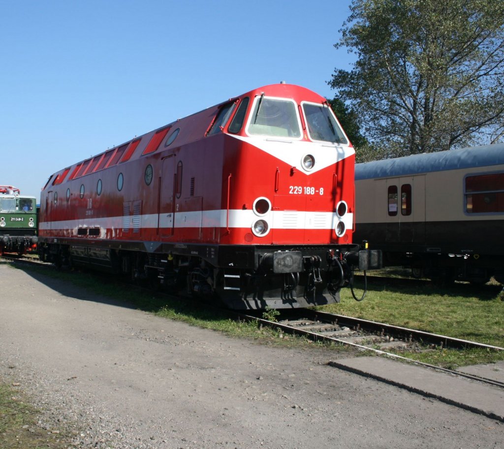 Am 09.und10.10.2010 fand im Eisenbahnmuseum Weimar der Saisonausklang statt.Mit dabei war 229 188.10.10.2010.
