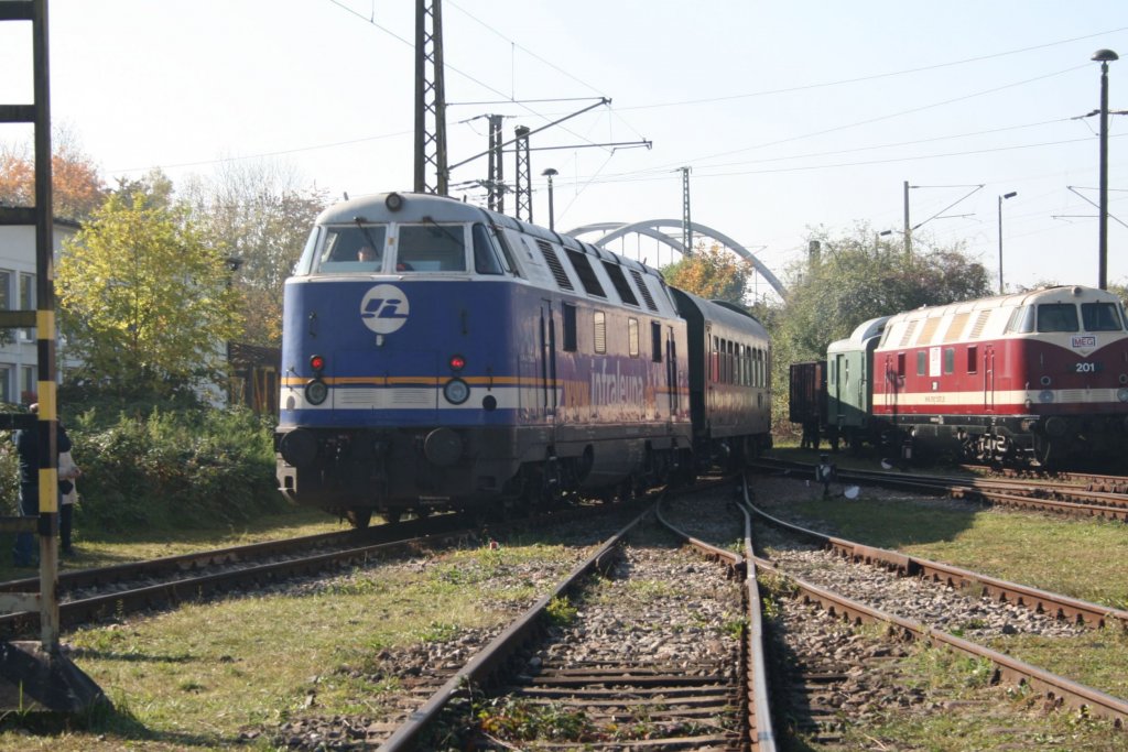 Am 09.und10.10.2010 fand im Eisenbahnmuseum Weimar der Saisonausklang statt.Den Pendelzug zwischen BW und Bahnhof Weimar bespannte Lok 22 der EB und am anderen Ende Infraleuna Lok 205.Weimar 10.10.2010.