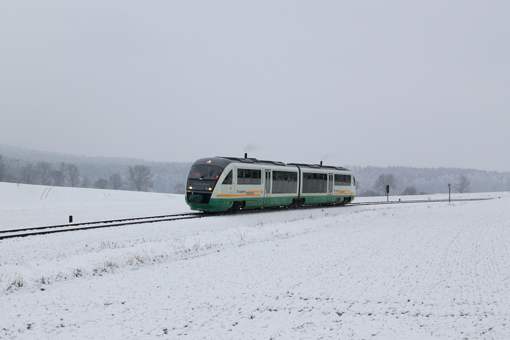 Am 1. Adventswochende fhrte der Verein Amberger Kaolinbahn Sonderfahrten mit VT08 der Vogtlandbahn auf der Strecke Amberg – Schnaittenbach durch. Hier ist der Sonderzug am 02.12.2012 bei Godlricht zu sehen. 