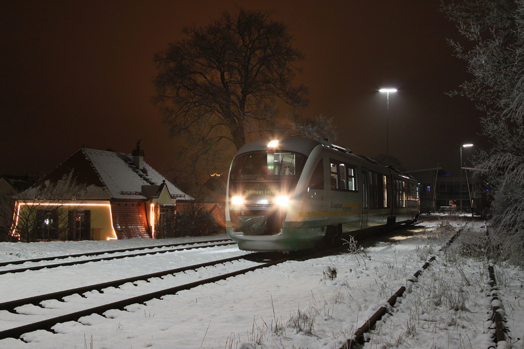 Am 1. Adventswochende fhrte der Verein Amberger Kaolinbahn Sonderfahrten mit VT08 der Vogtlandbahn auf der Strecke Amberg – Schnaittenbach durch. Am 01.12.2012 gab es am Abend in Schnaittenbach Gelegenheit fr ein paar Nachtaufnahmen.