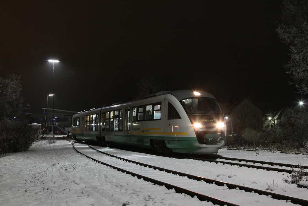 Am 1. Adventswochende fhrte der Verein Amberger Kaolinbahn Sonderfahrten mit VT08 der Vogtlandbahn auf der Strecke Amberg – Schnaittenbach durch. Am 01.12.2012 gab es am Abend in Schnaittenbach Gelegenheit fr ein paar Nachtaufnahmen.