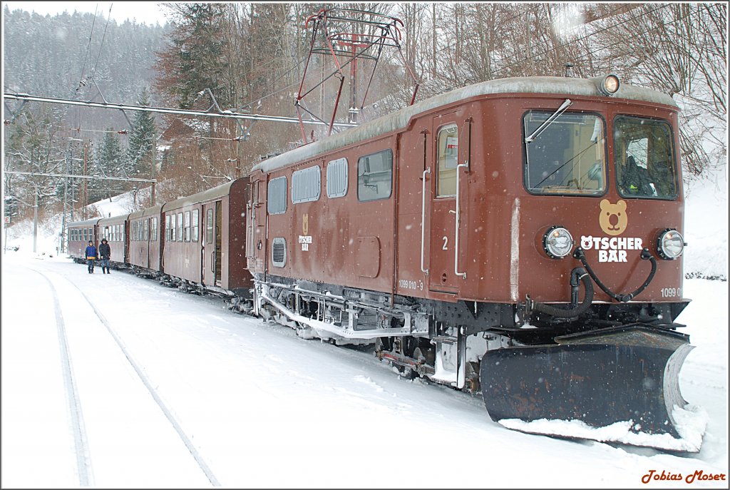 Am 1. Februar 2010 musste der Regionalexpress 6807  �tscherb�r , bespannt von der 1099 010 (1099 013 in der Werkstatt), zehn Minuten auf den 75 Minuten (!!!) versp�ten R 6802 von Mariazell nach St.P�lten warten. Der 4090 002 (mit 7090 und 6090 001) blieb in G�sing aufgrund der gro�en Schneemengen liegen. (Eine 1099er h�tte das locker geschaft!!!) Eigentlich h�tten wir den Zug schon in Kirchberg kreuzen sollen. Ab Laubenbachm�hle durfte ich mit meiner Mami und mit meinem Bruder bis G�sing auf der schon fast 100 Jahre alten 1099er mitfahren. Es war ein traumhaftes Erlebnis f�r mich, da es doch der interesantere Streckenabschnitt der Mariazellerbahn ist. 