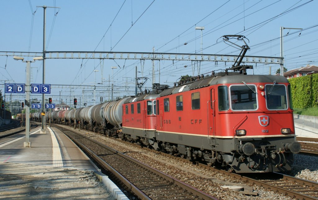Am 1. Mai 2009 ziehen zwei Re 4/4 II einen sehr langen Kesselwagenzug durch den Bahnhof von Morges Richtung Westen. 