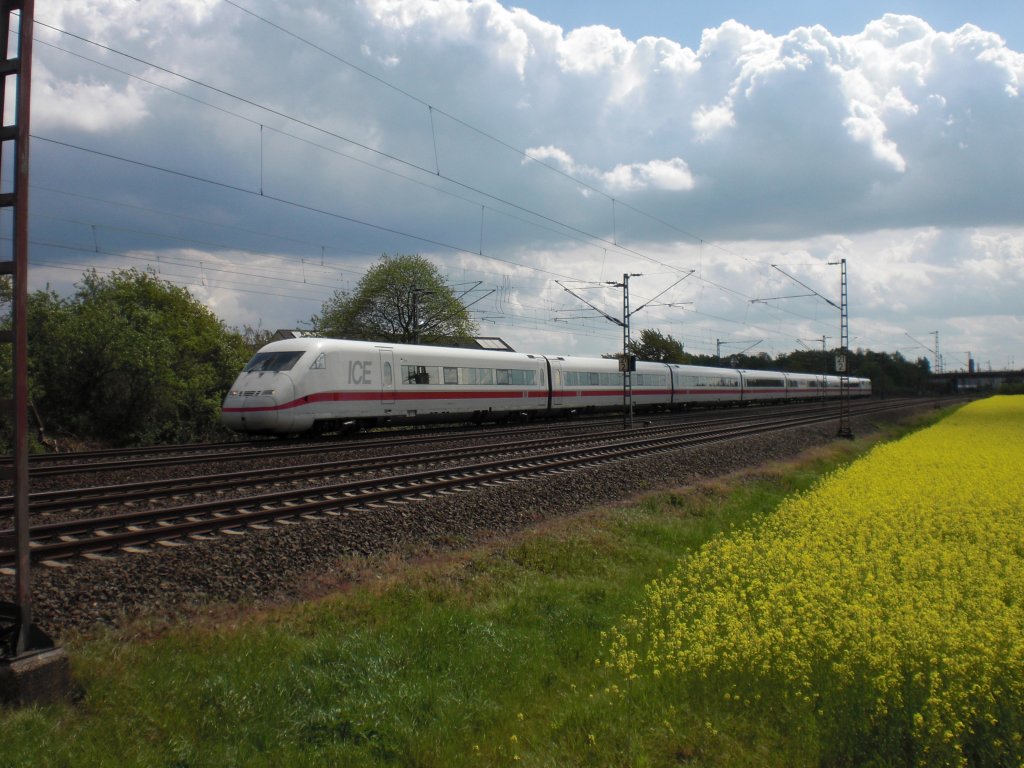 Am 1. Mai 2010 fhrt BR 402 Ulm als ICE nach Berlin durch Langenfeld (Rheinl.).