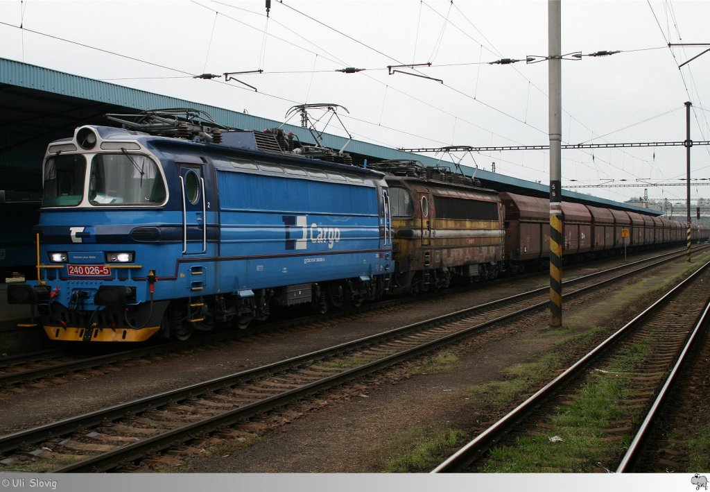 Am 1. Mai 2013 schleppen zwei Skoda Lokomotiven der CD-Cargo einen Schttgutwagenzug durch den Bahnhof Cheb (Eger). Whrend Lok # 240 026-5 in neuen Lack erstrahlt, sieht es so aus als ob Lok # 240 007-5 bald vor Rost auseinander fllt.