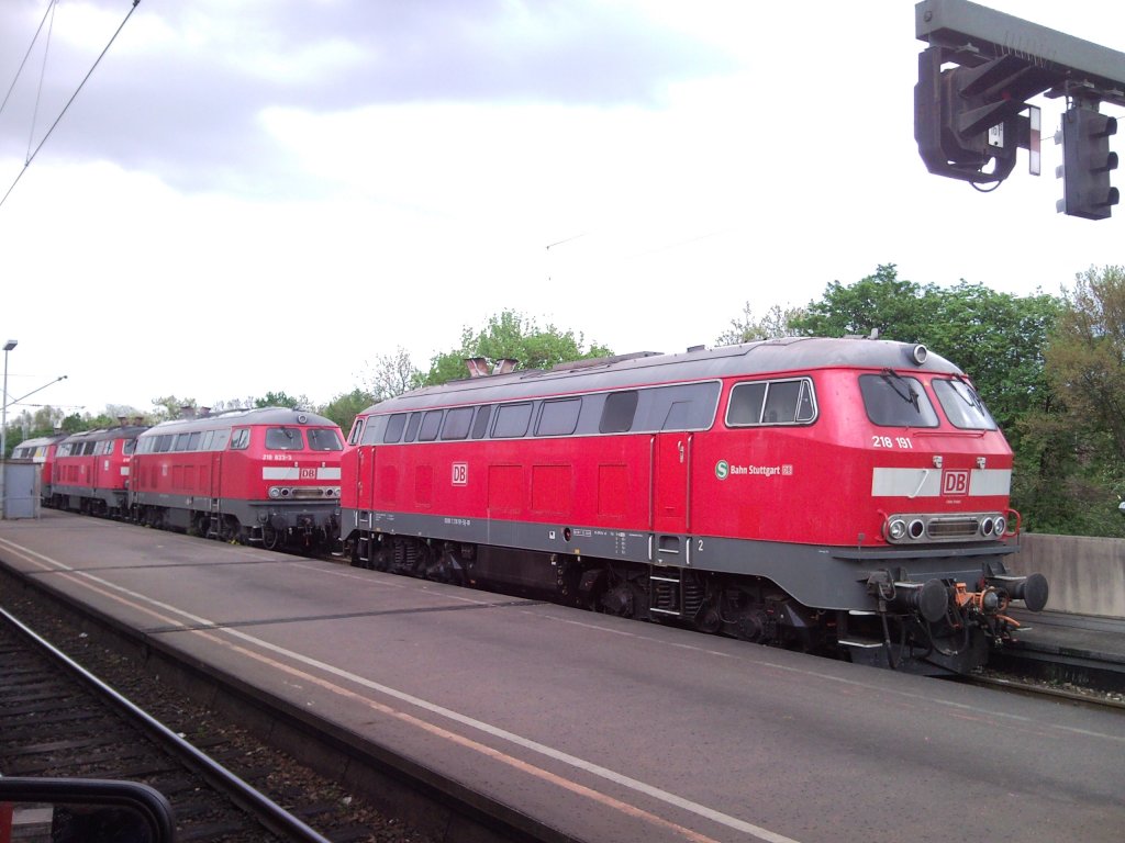 Am 1. Mai stand dieses Quartet im Stuttgarter HBF auf Gleis 170. Es handelt sich im die 218 191 von der S-Bahn Stuttgart, 218 823 vom Fernverker und 2 Ulmer 218 die wenig sp�ter den IC 2013 nach Obersdorf zogen