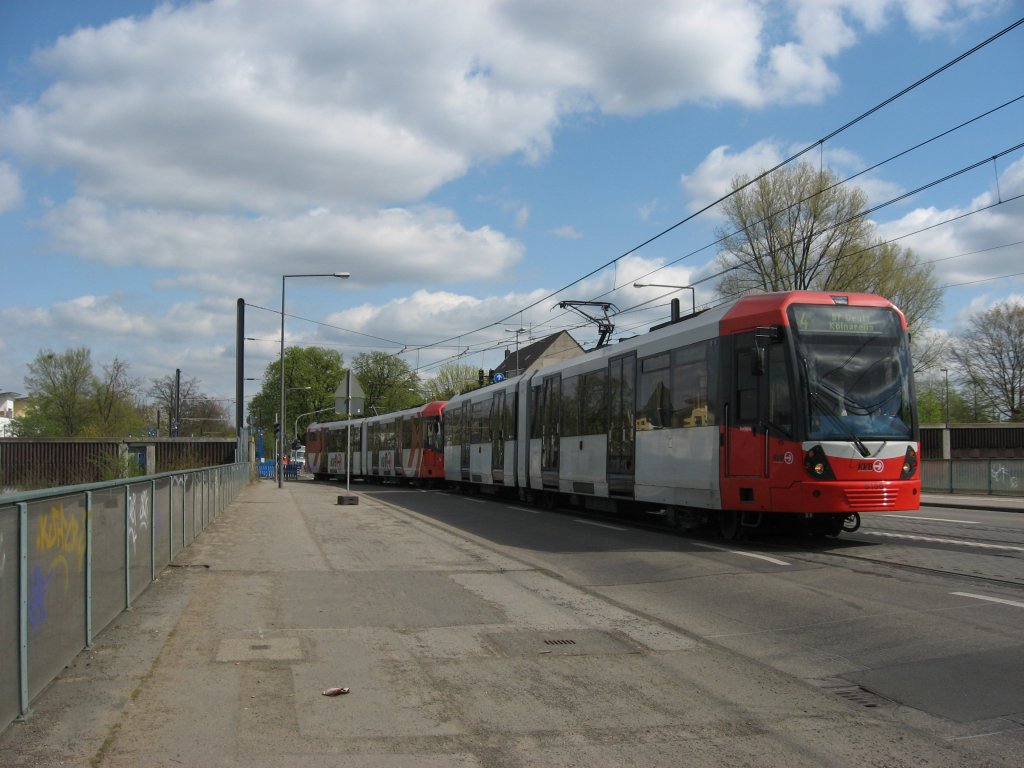 Am 10. April 2010 hat TW 5156 mit einem weiteren unbekannt gebliebenen Zug als Linie 4 mit Fahrtziel  Suevenstrae  die Haltestelle  Im Weidenbruch  verlassen und berquert gerade die Autobahn 3 Richtung Sden. Wegen Bauarbeiten im Zuge der Nord-Sd-Stadtbahn verkehrten die Linien 3 und 4 am Wochenende 10./11. April von Thielenbruch bzw. Schlebusch kommend nur bis zur Haltestelle Suevenstrae. Von Mengenich bzw. Bocklemnd kommend wurden die Zge ab der Haltestelle  Poststrae  zur Haltestelle  Klettenbergpark  bzw.  Ubierring  abgeleitet. Um zustzliche Fahrten zwischen  Wiener Platz  und  Appellhofplatz  herstellen zu knnen verlngerte man die Linie 5 (die im Normalfall nur bis  Reichenspergerplatz  fhrt) bis zur Haltestelle  Herler Strae .