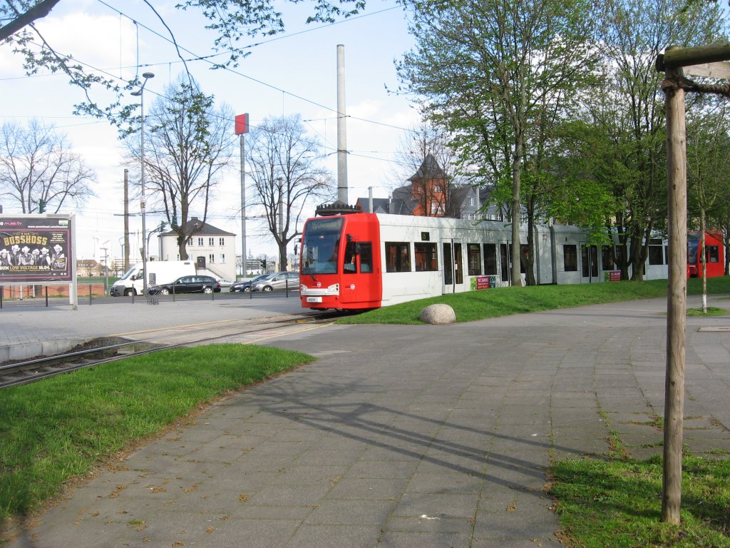 Am 10. April 2010 konnte ich TW 4009 unterwegs als Linie 15 in der Wendeschleife an der Haltestelle  Ubierring  fotografieren.