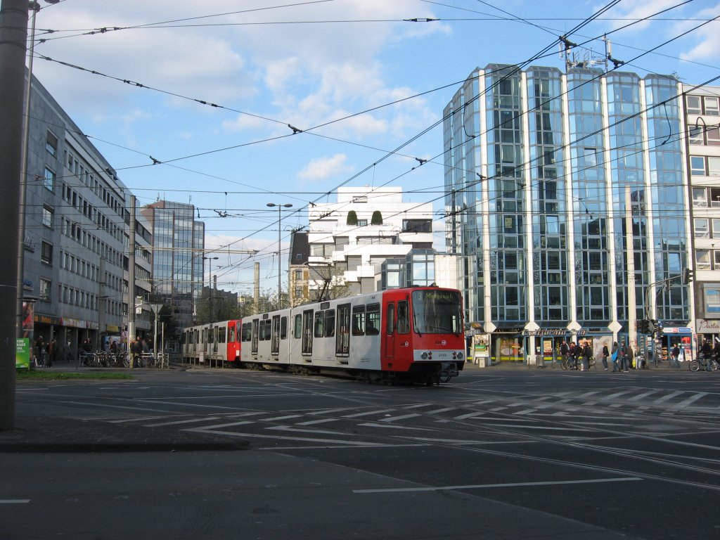 Am 10. April 2010 waren TW 2115 und TW 21?? ebenfalls auf der Linie 3 im Einsatz. Hier Fahrtrichtubg Mengenich bei der Einfahrt in die Haltestelle  Barbarossaplatz 